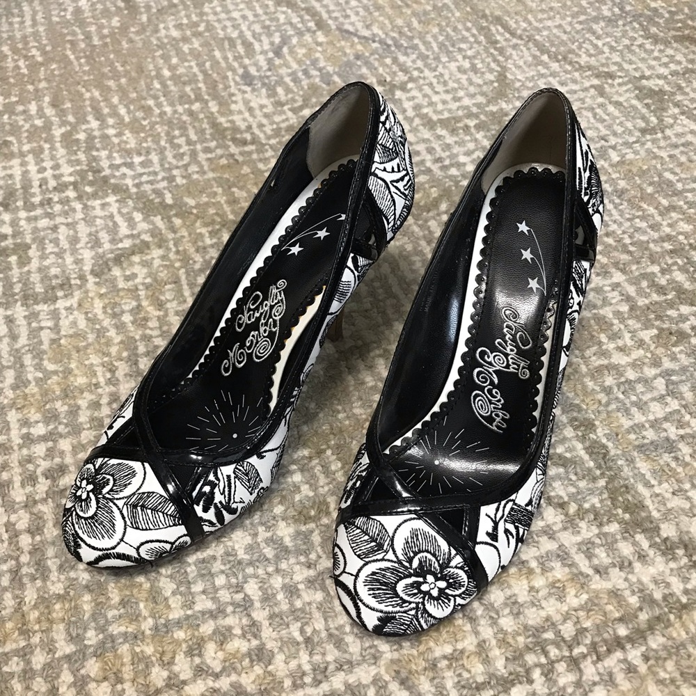 Women’s Naughty Monkey Black and White Pumps Heels